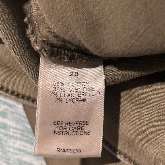 EVEREVE CROPPED CARGO. size 28. - Picture 3 of 5